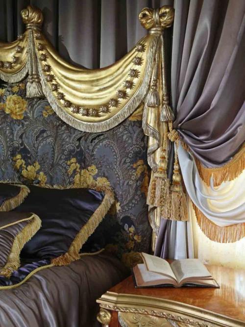 Комната в стиле барокко. Декорирование окон в спальни в стиле барокко