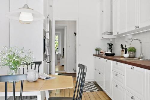 Двухрядная планировка кухни 11 кв. м 03