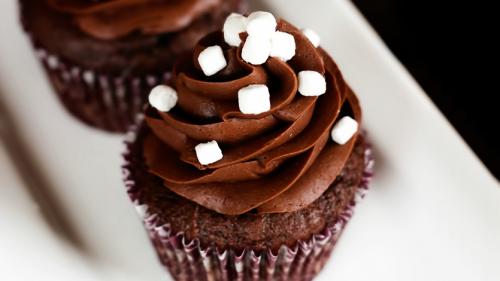 Шоколадный крем для капкейков. Шоколадные капкейки Нежный шёлк. Рецепт шоколадных капкейков со сливочным кремом