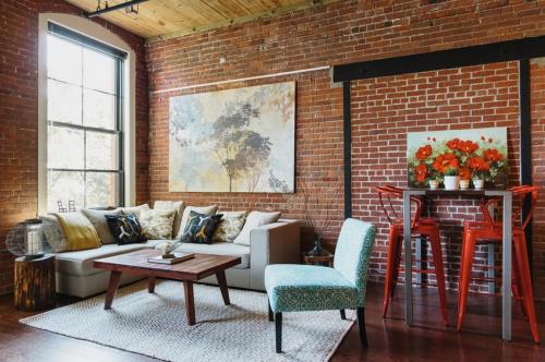 Кирпич в интерьере гостиной. Выбор расцветки для интерьера с кирпичными стенами