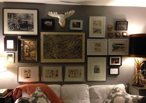 Как разместить две картины на стене. Как разместить картины в комнате