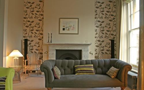 Как разместить две картины на стене. Как разместить картины в комнате