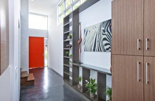 Гардеробная в узком коридоре. Какие варианты мебели в узкую прихожую