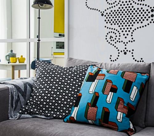 Оцените дизайн светлой квартиры с яркими акцентами желтого и голубого цвета 04