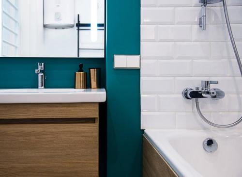 Оцените дизайн светлой квартиры с яркими акцентами желтого и голубого цвета 08