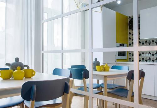 Оцените дизайн светлой квартиры с яркими акцентами желтого и голубого цвета 01