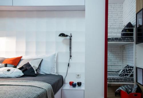 Оцените дизайн светлой квартиры с яркими акцентами желтого и голубого цвета 06