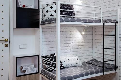 Оцените дизайн светлой квартиры с яркими акцентами желтого и голубого цвета 07