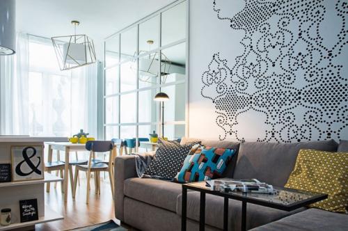 Оцените дизайн светлой квартиры с яркими акцентами желтого и голубого цвета 03