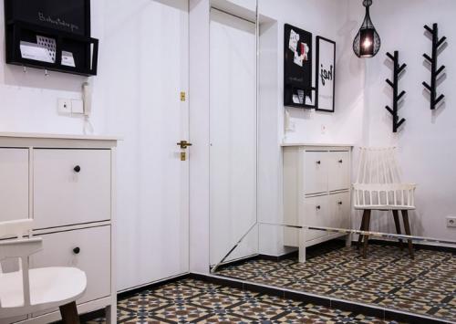 Оцените дизайн светлой квартиры с яркими акцентами желтого и голубого цвета 09