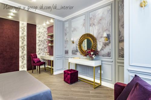 Просторная спальня с рабочим местом, туалетным столиком и диванчиком 02