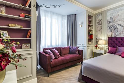 Просторная спальня с рабочим местом, туалетным столиком и диванчиком 04