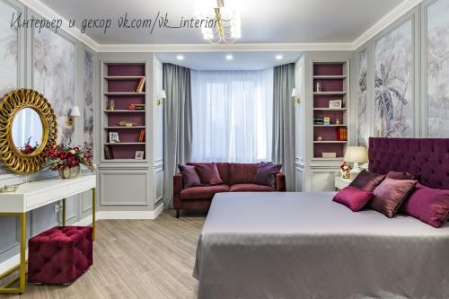 Просторная спальня с рабочим местом, туалетным столиком и диванчиком 03