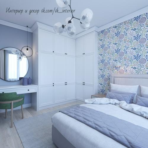 Спальня в нежном голубом цвете с туалетным столиком и большим шкафом для хранения 04