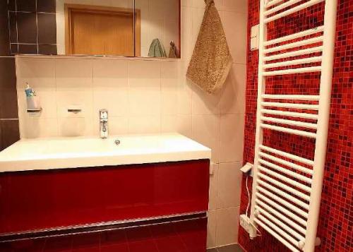 Где разместить полотенца в ванной. Где не стоит размещать полотенцесушитель в ванной