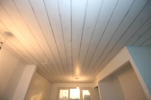 Ламинат на потолке и стенах в интерьере. Стили интерьеров с ламинатом на потолке 10 Ламинат на потолке и стенах в интерьере. Стили интерьеров с ламинатом на потолке 10