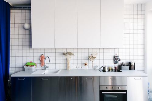 Компактная студия с гамаком и панорамным остеклением для молодой пары 01