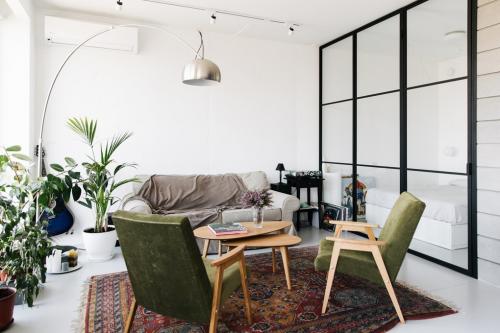 Компактная студия с гамаком и панорамным остеклением для молодой пары 08