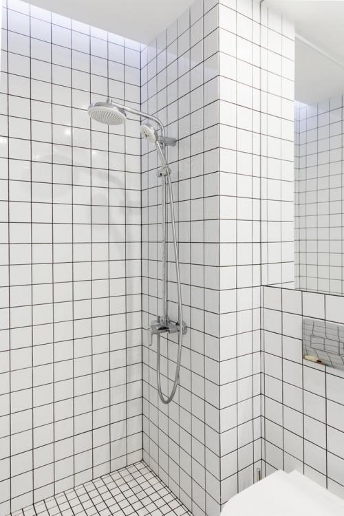 Компактная студия с гамаком и панорамным остеклением для молодой пары 19