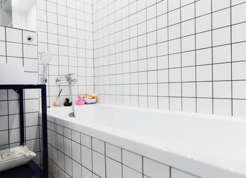 Компактная студия с гамаком и панорамным остеклением для молодой пары 18