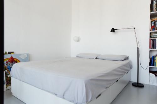 Компактная студия с гамаком и панорамным остеклением для молодой пары 06