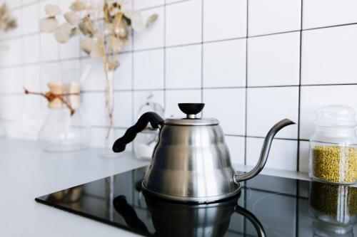 Компактная студия с гамаком и панорамным остеклением для молодой пары 03