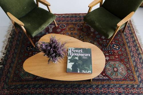 Компактная студия с гамаком и панорамным остеклением для молодой пары 16