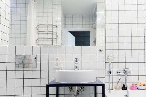 Компактная студия с гамаком и панорамным остеклением для молодой пары 17