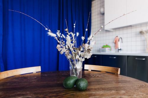 Компактная студия с гамаком и панорамным остеклением для молодой пары 02