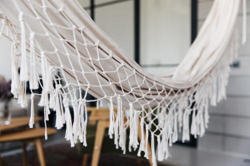 Компактная студия с гамаком и панорамным остеклением для молодой пары 14