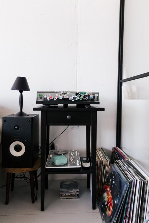 Компактная студия с гамаком и панорамным остеклением для молодой пары 07