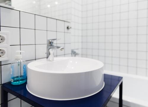 Компактная студия с гамаком и панорамным остеклением для молодой пары 20