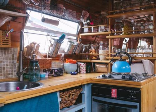 Уютный домик на воде 06