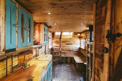 Уютный домик на воде 01