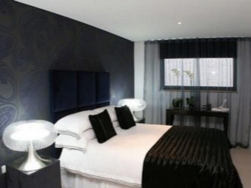 Обои в комнату темные. Варианты темных обоев в интерьере 07