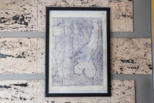 Дизайн белой кухни 6 кв. с варочной поверхностью на 2 конфорки 04