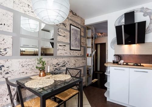 Дизайн белой кухни 6 кв. с варочной поверхностью на 2 конфорки 03