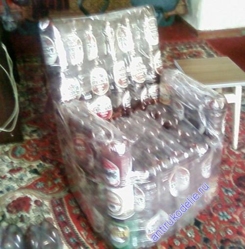 Кресло из бутылок пластиковых.