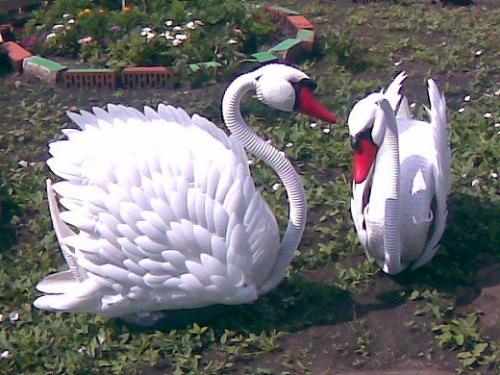 Как сделать лебедя из покрышки и пластиковых бутылок. Лебеди из автомобильных покрышек на фото