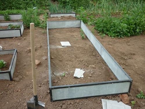 Как сделать грядки без досок. Как сделать грядки на огороде без досок?