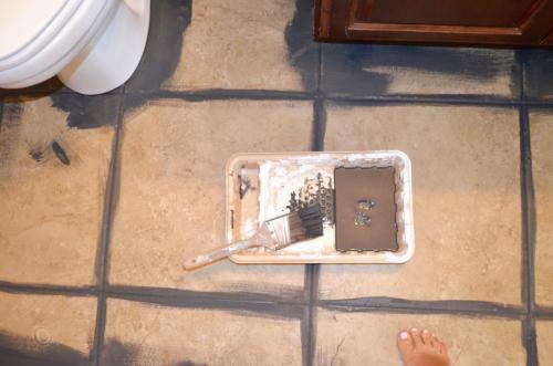 Трафареты для напольной плитки. Мастерица полностью преобразила пол в ванной, используя лишь трафарет и немного краски