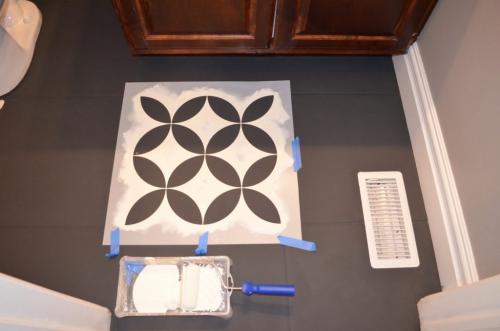 Трафареты для напольной плитки. Мастерица полностью преобразила пол в ванной, используя лишь трафарет и немного краски