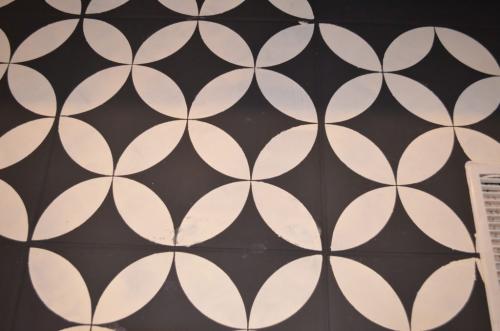 Трафареты для напольной плитки. Мастерица полностью преобразила пол в ванной, используя лишь трафарет и немного краски