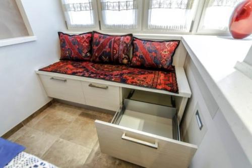 Дизайн кухни с диваном и телевизором. Лучшие варианты моделей диванов для малогабаритных кухонь