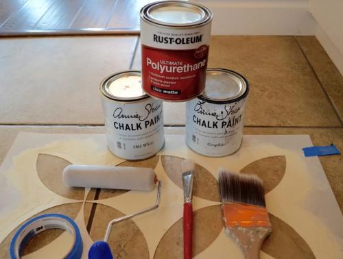 Трафареты для напольной плитки. Мастерица полностью преобразила пол в ванной, используя лишь трафарет и немного краски