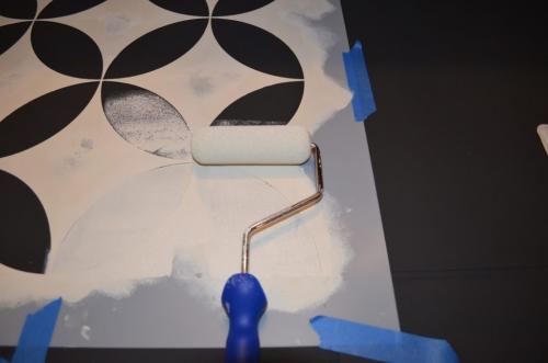 Трафареты для напольной плитки. Мастерица полностью преобразила пол в ванной, используя лишь трафарет и немного краски