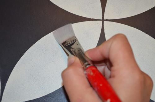 Трафареты для напольной плитки. Мастерица полностью преобразила пол в ванной, используя лишь трафарет и немного краски