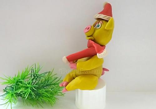 Поделки на новый год 2019 своими руками. Новогодняя желтая свинка из пластилина