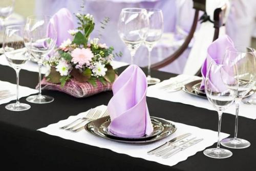 Как правильно вести себя за столом этикет. Как себя вести за столом в официальной обстановке 01