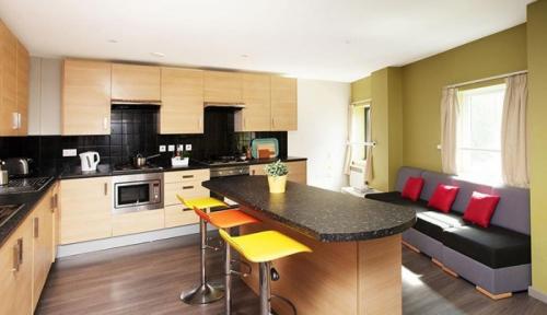 Кухня с зоной отдыха с диваном. Диван для зоны отдыха